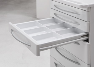 Schrankzeile mit Waschbecken und Instrumentenschrank Schrankzeile mit Waschbecken und Instrumentenschrank