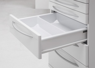 Schrankzeile mit Waschbecken und Instrumentenschrank Schrankzeile mit Waschbecken und Instrumentenschrank